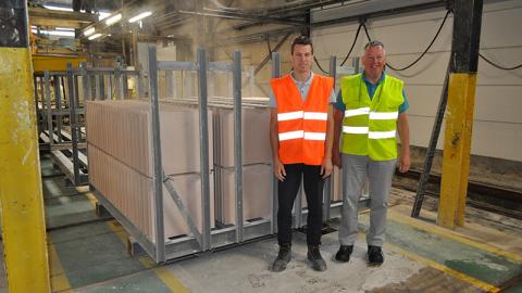 Peter Vaneyghen, ingénieur projet chez Isolava et Marc Mangelschots, responsable des ventes chez Vaisala devant des carreaux de plâtre