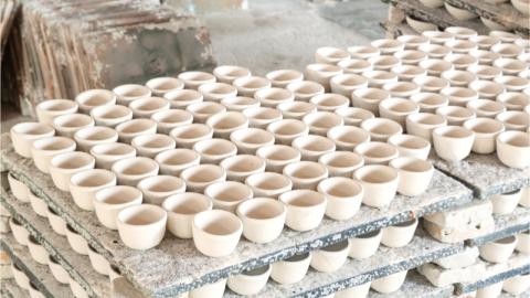 Usine de céramique : argile de séchage