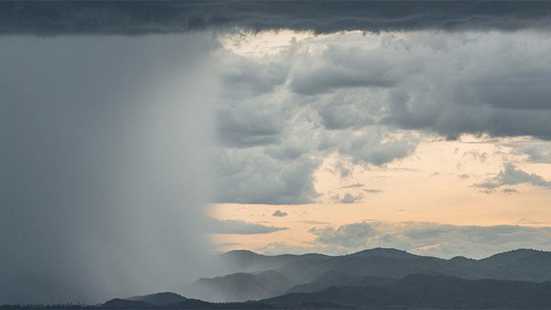 Schwarze Wolke und Berge